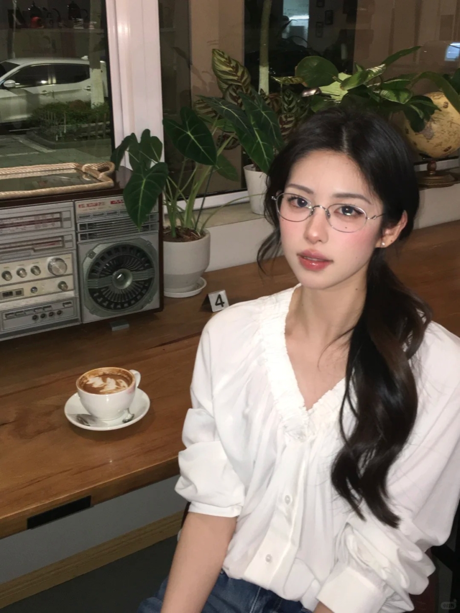 以经典「中性素色」作为气质底色