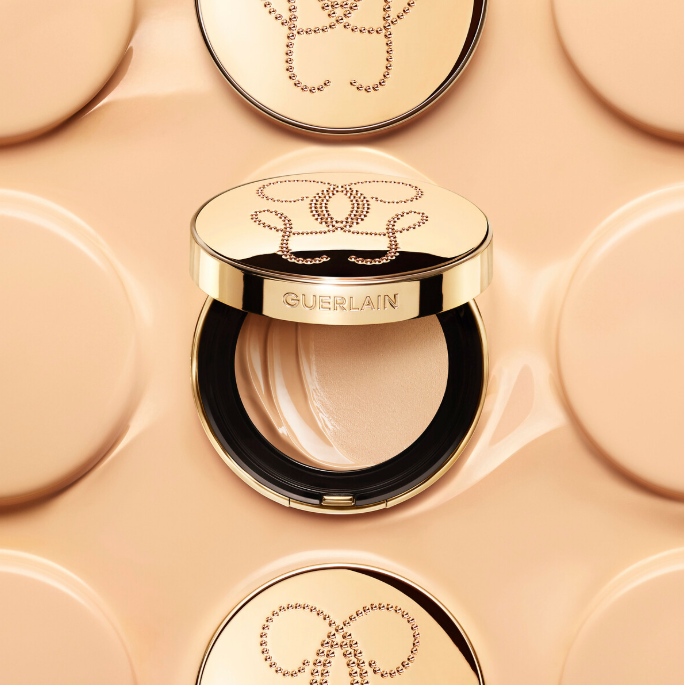 一边化妆，一边在给皮肤做顶级SPA