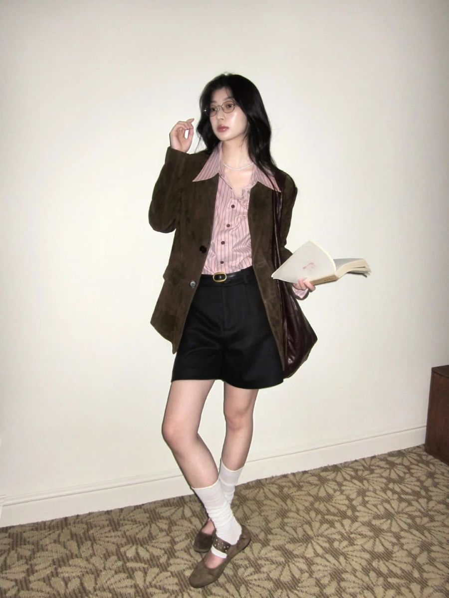 巧妙融入「时髦知识分子」学院元素