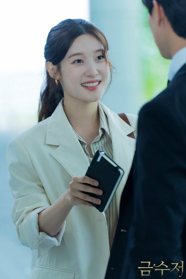 和同事“社交热身”缓解焦虑