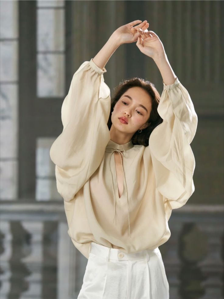 法式灯笼袖：肩膀处是平整顺滑的，它的蓬松设计通常集中在手肘或手腕处