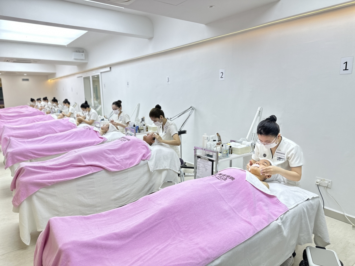 千儷艷美容学院不仅培养了数千名美容专业人士，更是大马美容教育界的领航者