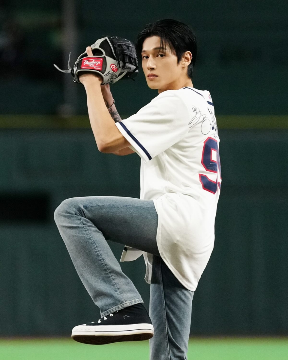 ATEEZ 成员 Wooyoung 受邀在 WBC 棒球赛开球
