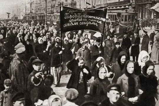 1908 年，将近 1.5 万名女性走上美国纽约街头，高喊着“面包与玫瑰”（Bread and Roses）的响亮口号