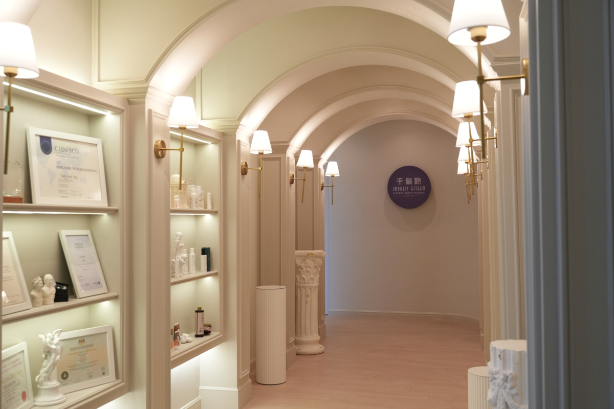 千儷艷美容学院自 2013 年起更是连续被马来西亚技术发展局（Jabatan Pembangunan Kemahiran）誉为具有「五星级学院」的最高荣誉