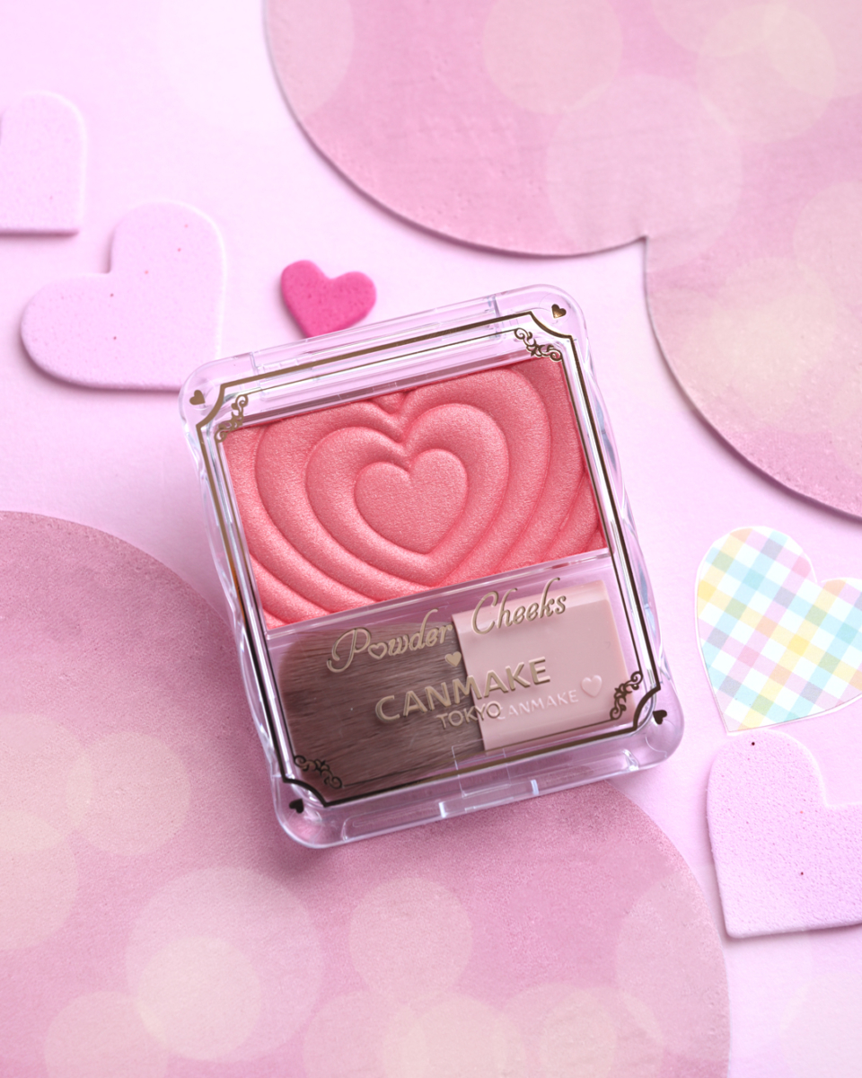 为了让腮红更加贴肤且不显干纹，CANMAKE 在配方中特别添加了 5 种美容保湿成分