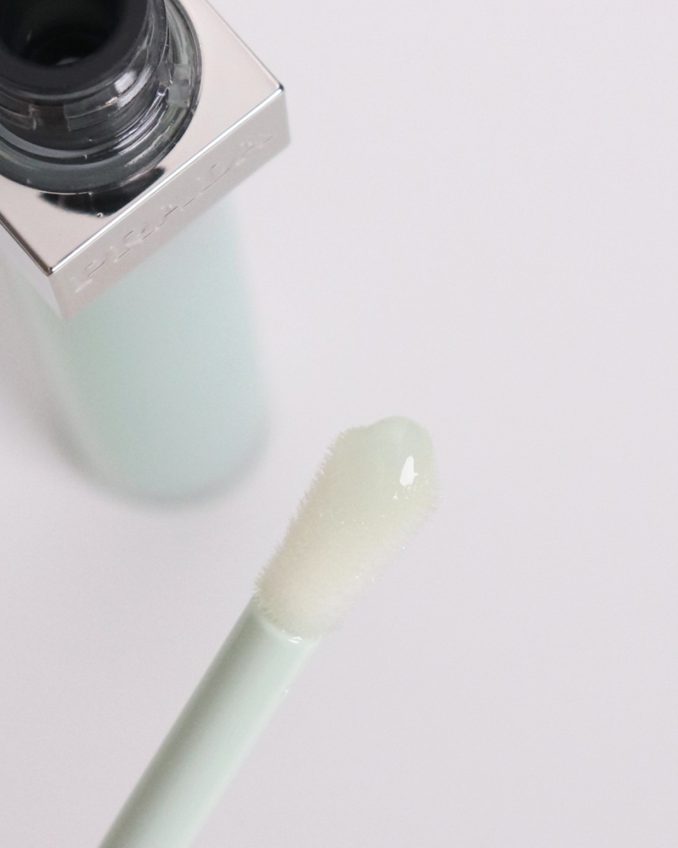 特别添加了玻尿酸微分子，能改善唇部干纹并进行深层抚纹，带来长达 24 小时的滋润效果