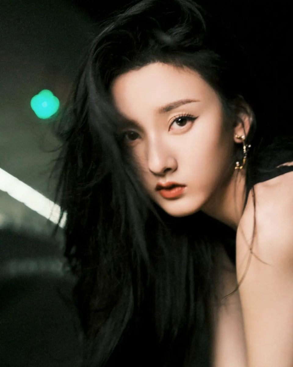 精致立体“鸟系长相”：匀称小巧的画报脸