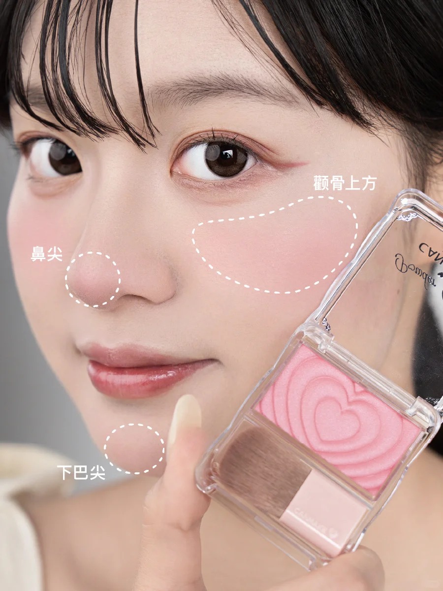 这款腮红被称为“玻尿酸腮红”，秘诀就在于它那能够完美提亮苹果肌的细腻光泽