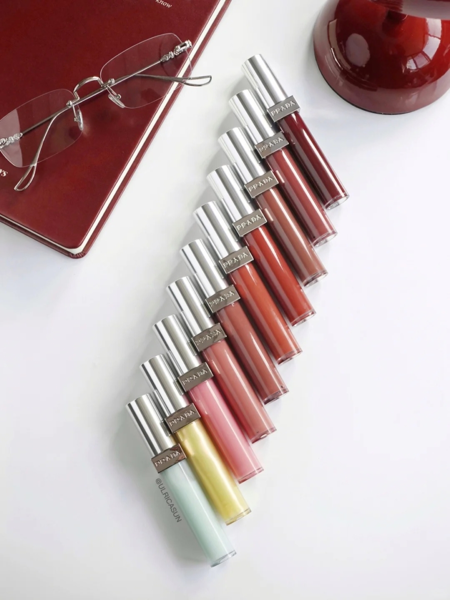 PRADA 终于推出了首支“率性持光冻唇釉”