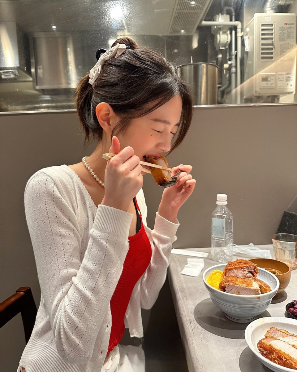 每顿饭先吃蔬菜垫底；接着吃肉蛋类补充优质蛋白质