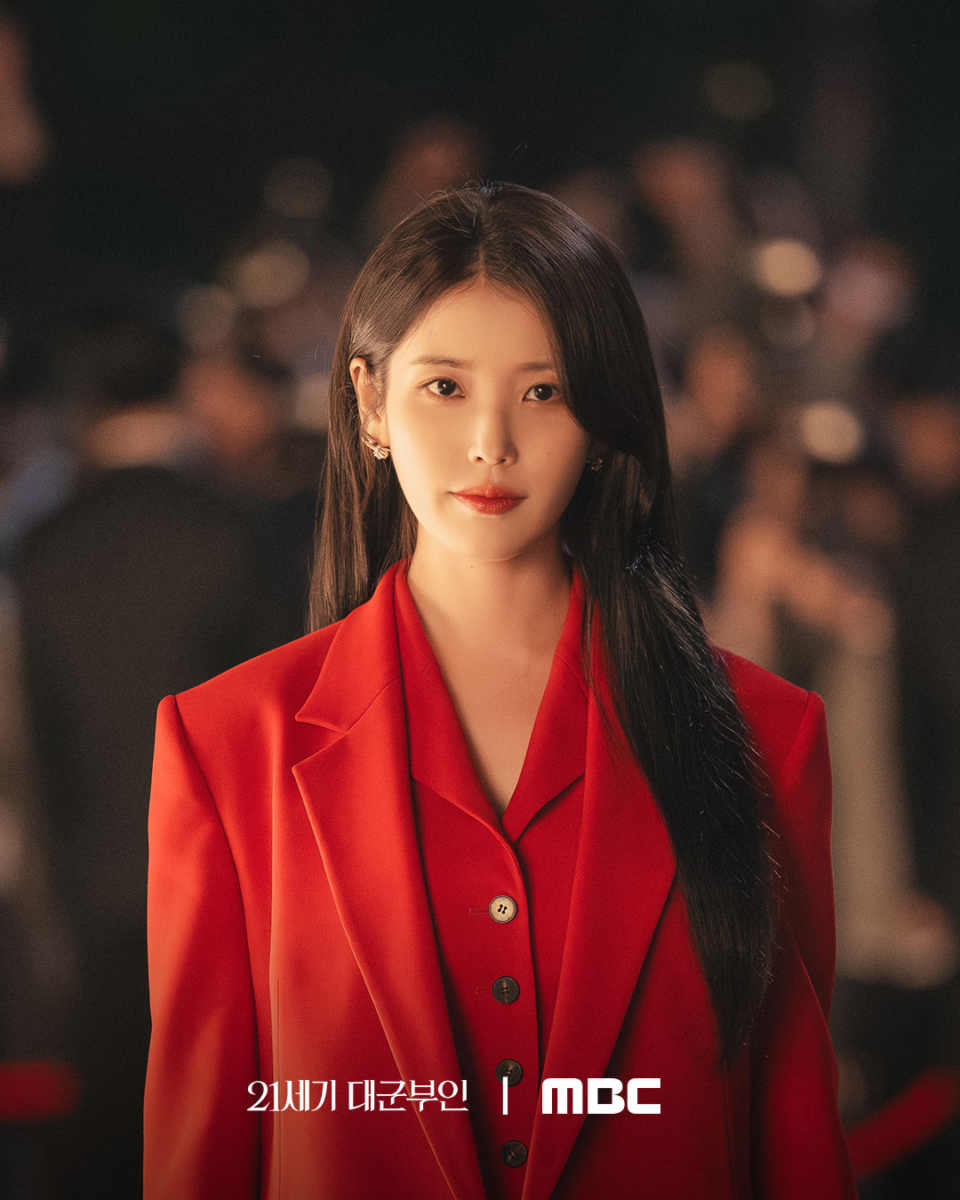 IU 饰演成熙珠：拥有一切唯独缺「身份」的霸气千金