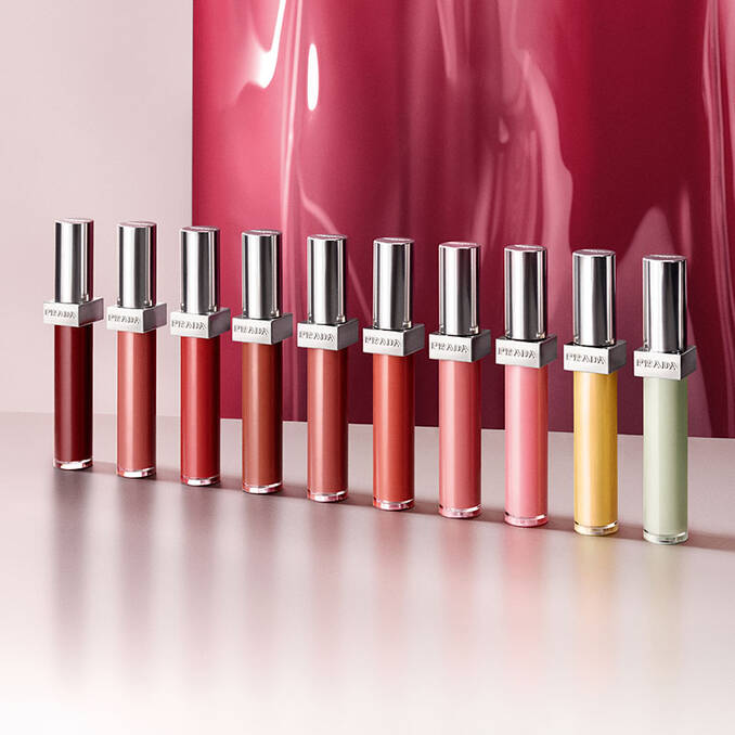 这款唇釉延续了 PRADA 前卫的极简美学，金属质感管身搭配标志性的三角元素与经典绿调，辨识度满分