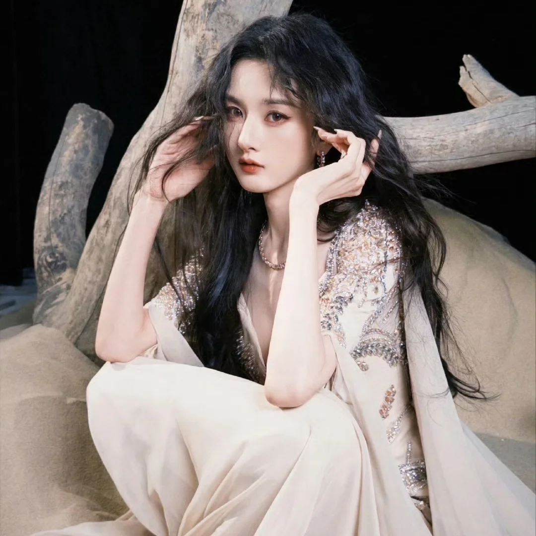 精致立体“鸟系长相”：匀称小巧的画报脸