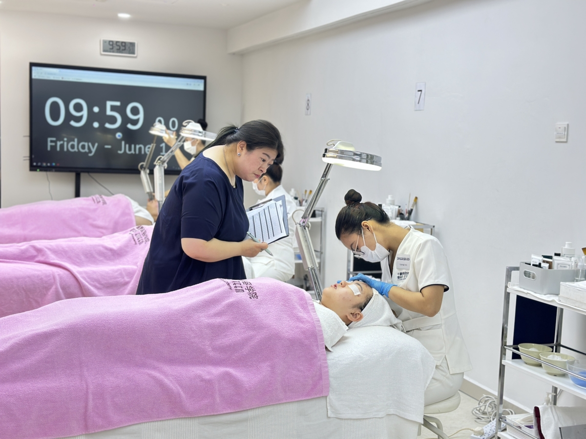 不管是准大学生还是想转行的姐妹，都能在「千儷艷美容学院」零压力开启你的「美丽事业」之路~