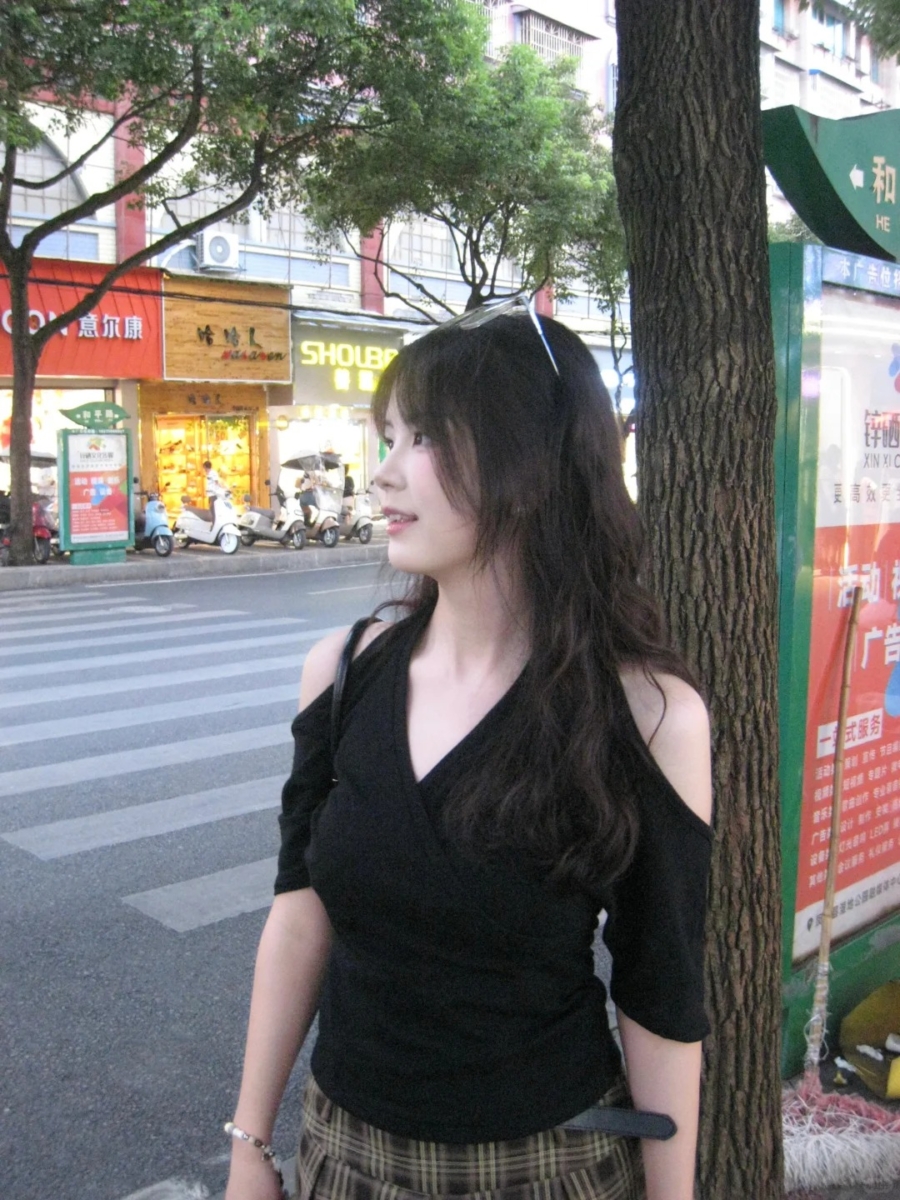 挖肩上衣把视线吸引到你的肩颈线条上，而不是盯着手臂肉肉看