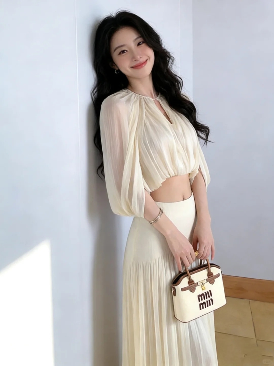 露出纤细手腕增加轻盈度