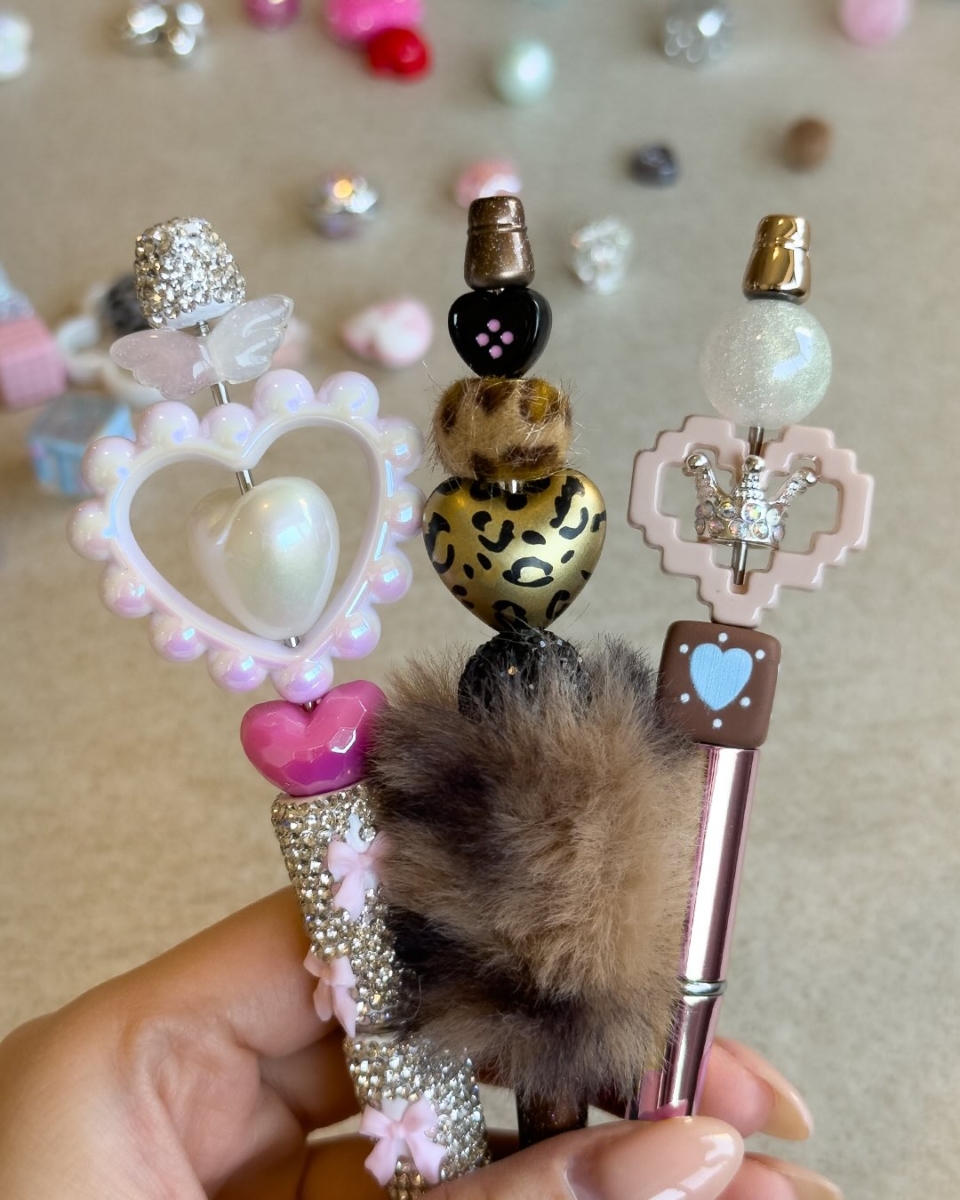 韩国年轻人疯玩「咕笔」热潮：这不是圆珠笔是魔法棒🪄