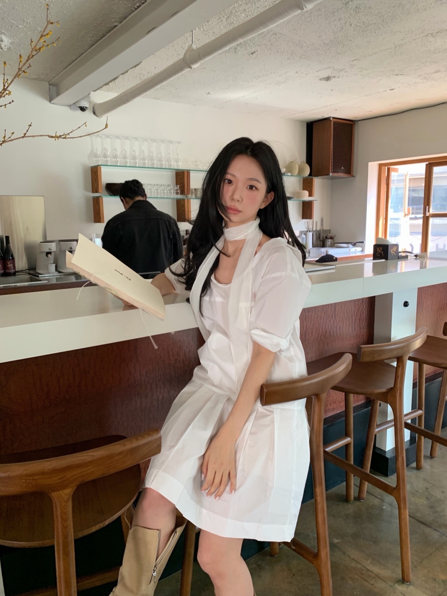 2026春季空气感穿搭示范：白色透视衬衫裙搭配同色系丝巾，展现法式松弛美学。