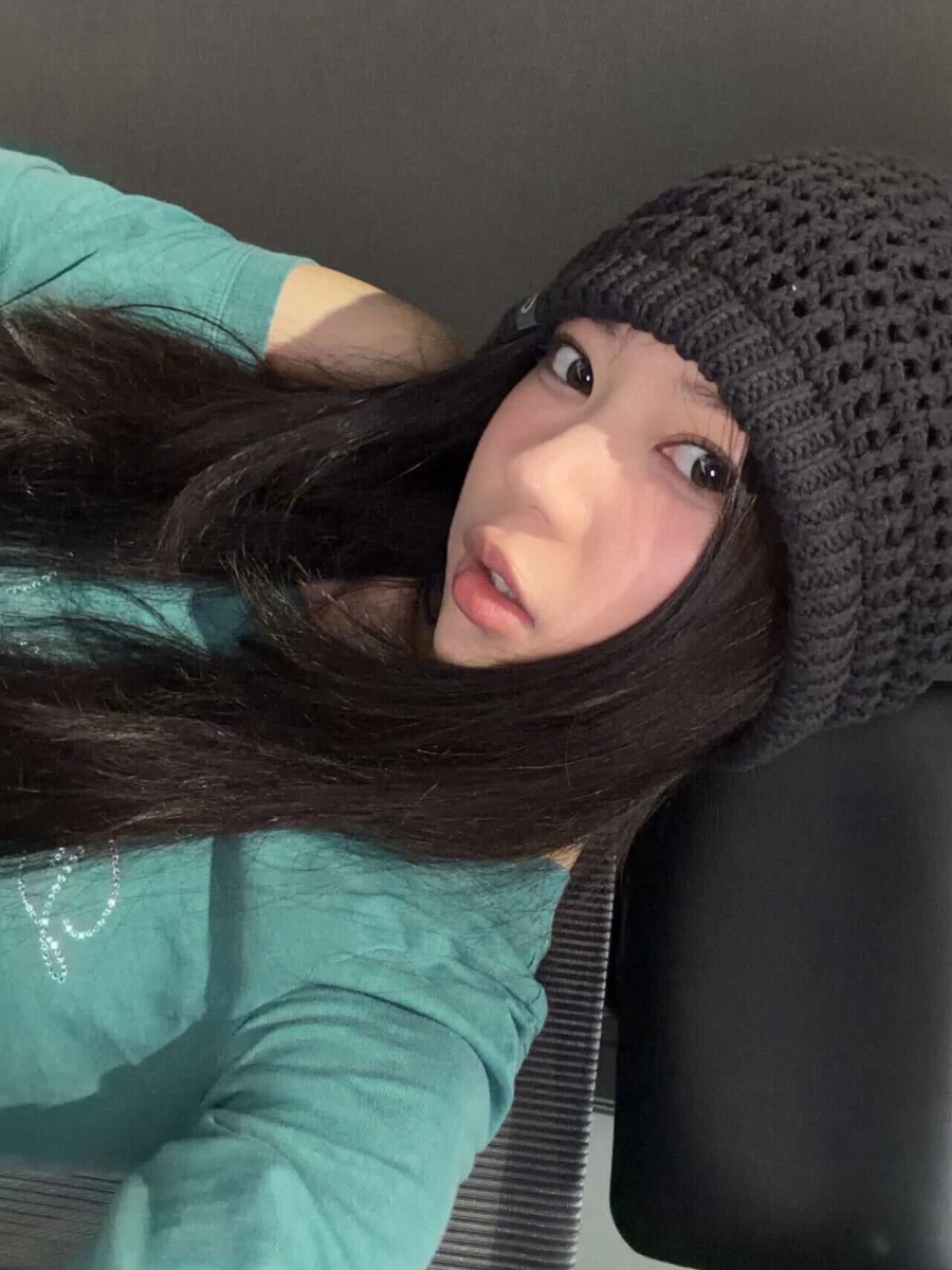 绿色长袖+黑色冷帽：酷飒又耐看的撞色搭