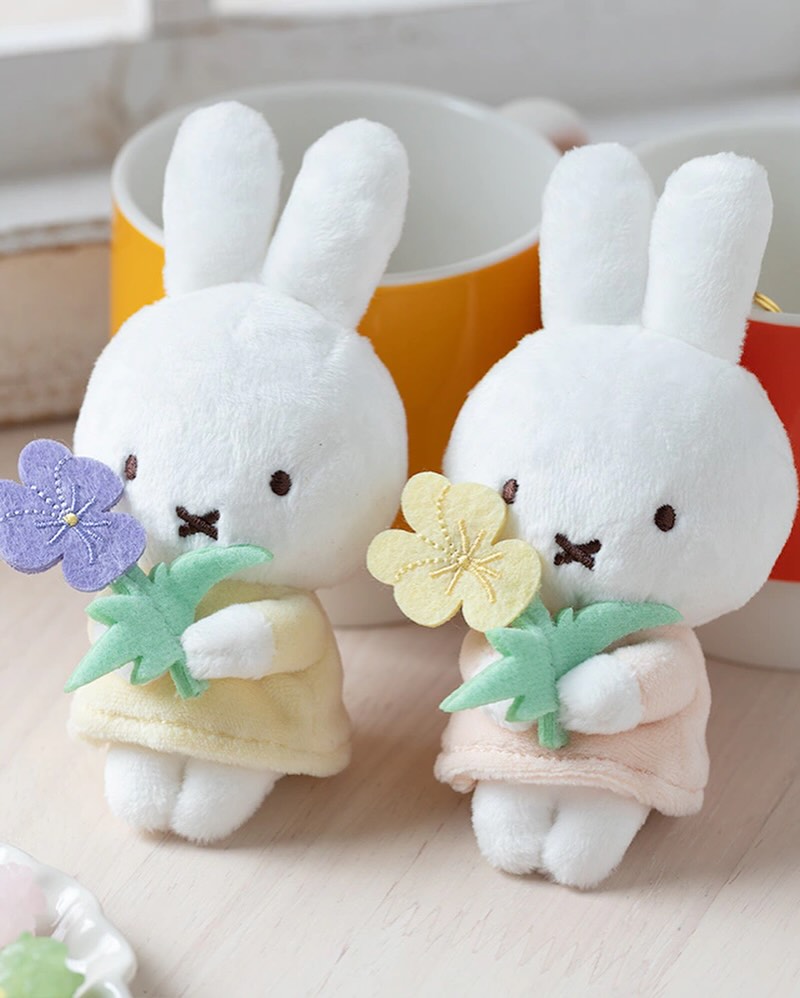 米菲兔分别换上了鹅黄色、樱粉色、淡紫色的小裙子，每一只都散发出温柔恬静的气质。