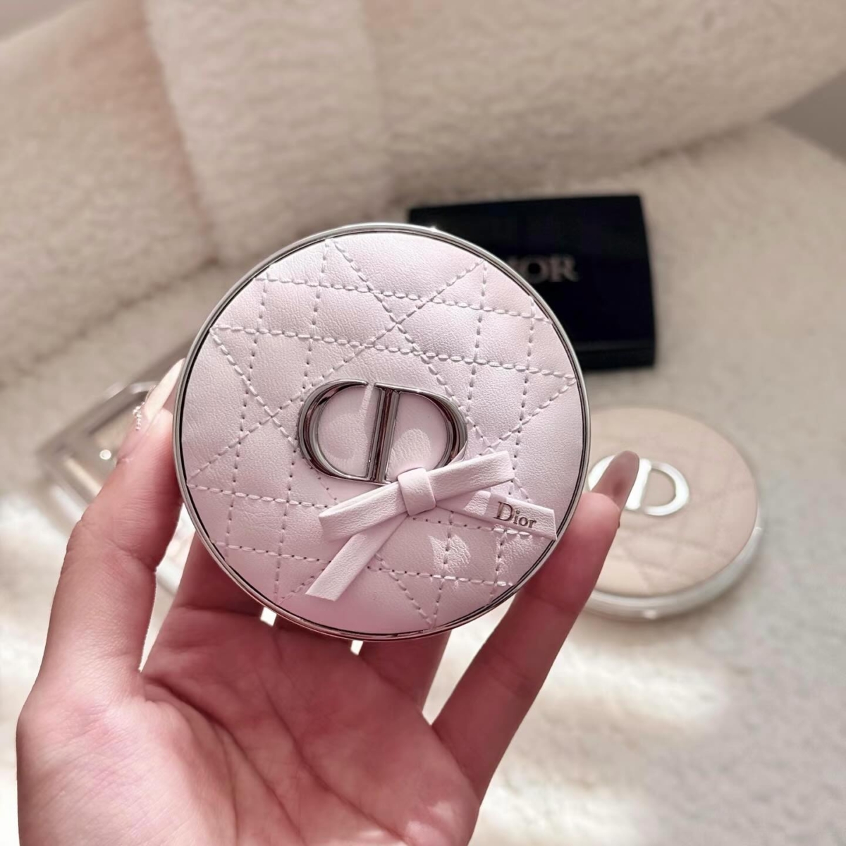 Dior 最新限定款「樱花粉蝴蝶结」气垫真的美疯了！