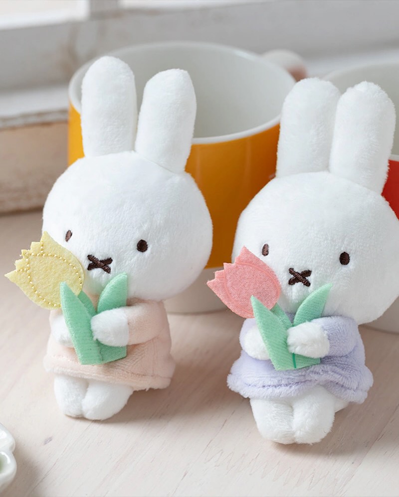 米菲兔分别换上了鹅黄色、樱粉色、淡紫色的小裙子，每一只都散发出温柔恬静的气质。