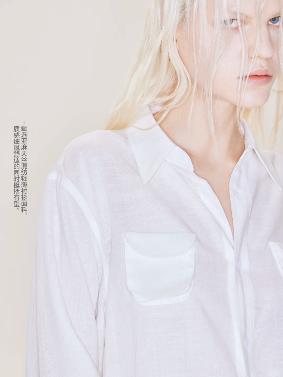 2026春季必入单品：白色天丝混纺轻薄衬衫，打造慵懒且有型的空气感穿搭。