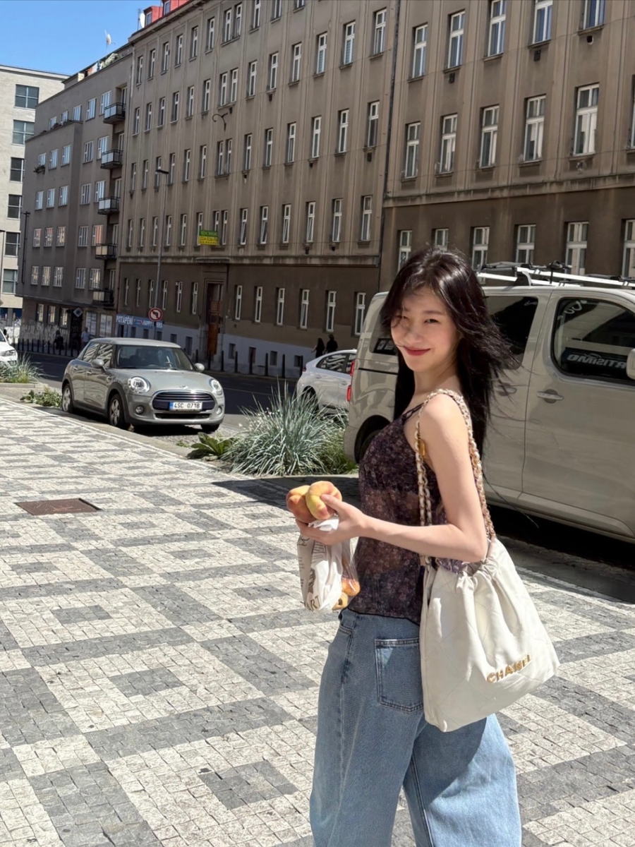 春日日常穿搭：碎花薄纱透视上衣搭配高腰牛仔裤，打造轻盈不臃肿的呼吸感Look。