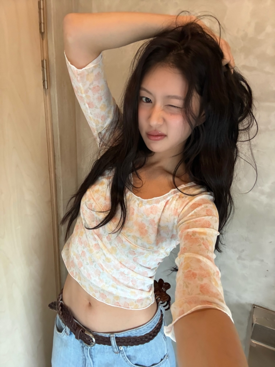 2026穿搭趋势：暖色系碎花透视紧身上衣，叠穿出若隐若现的朦胧美感。