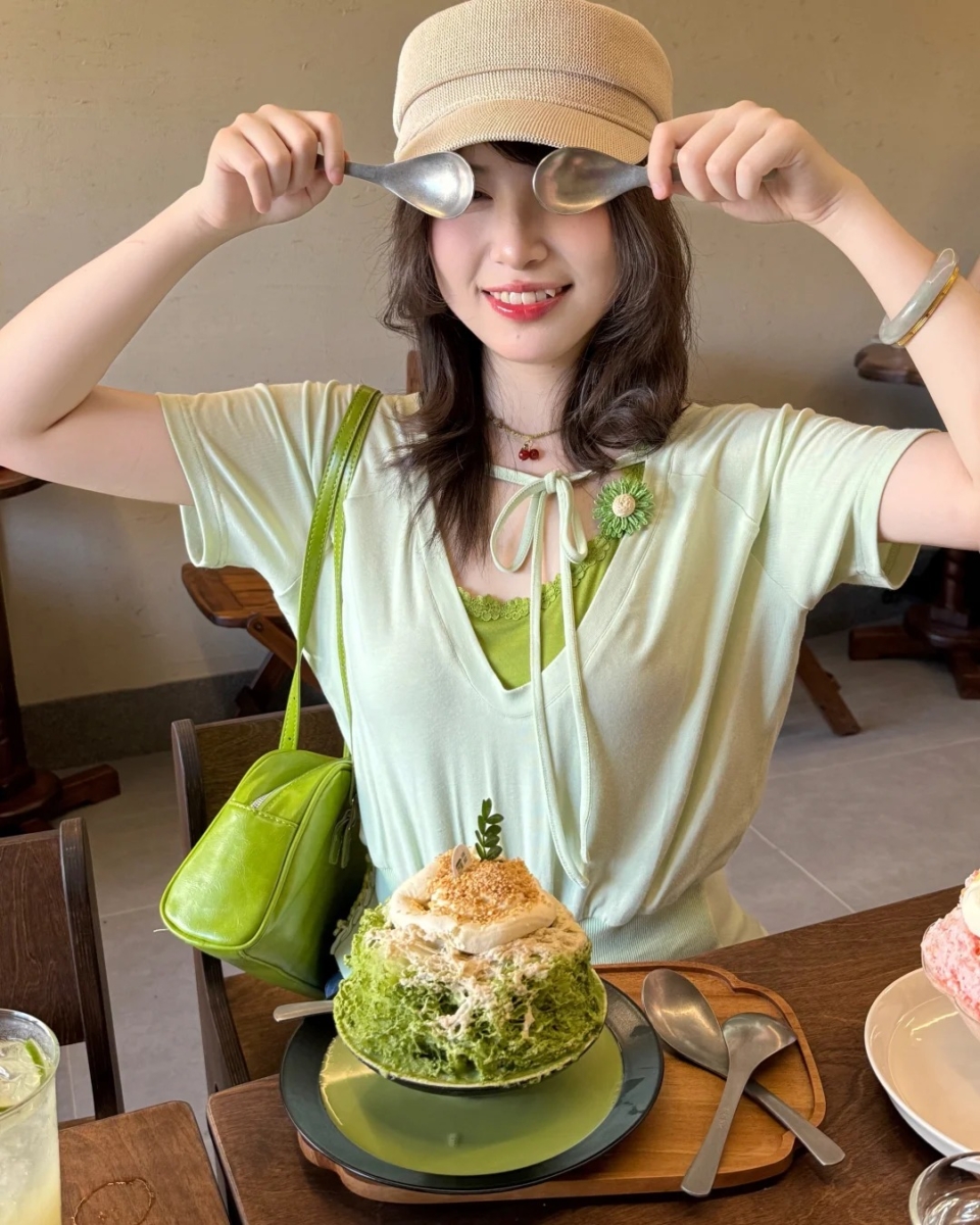 V 领叠穿+亮色配饰：抹茶少女的午后慵懒感