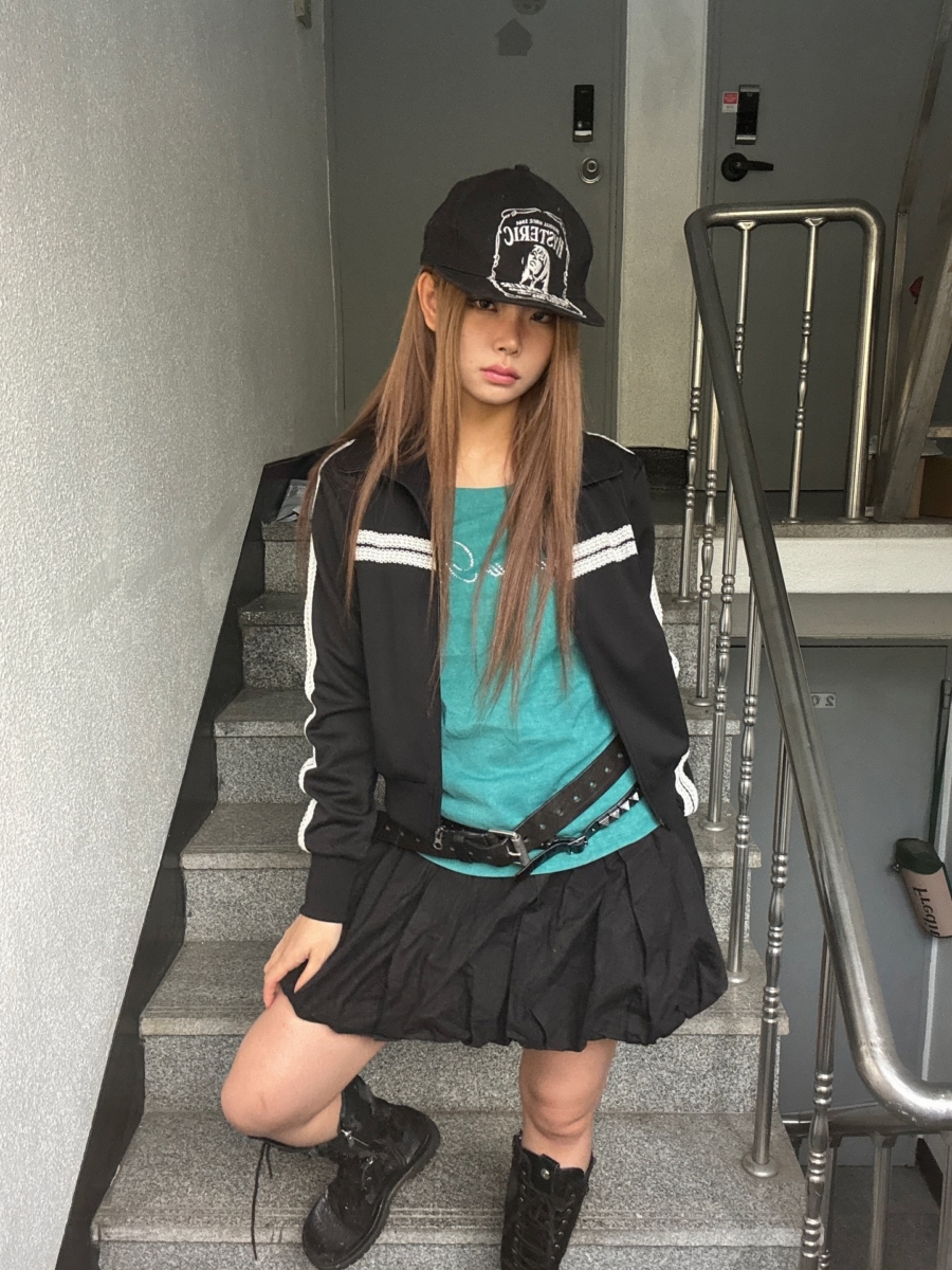 绿色T恤+运动服：诠释酷飒的春日Y2K