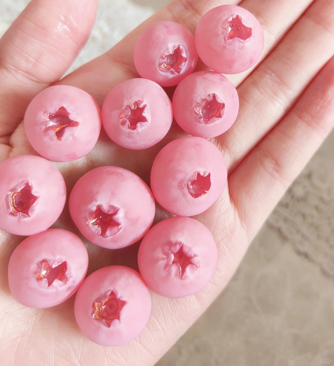 粉红蓝莓最直观的特点就是它那梦幻的粉嫩果皮，成熟后呈现出半透明的樱花粉色