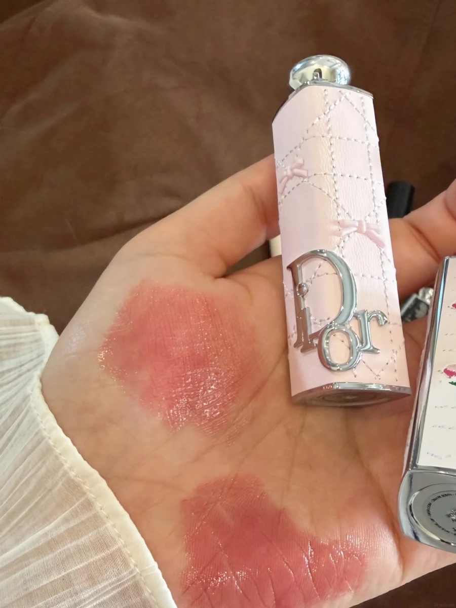 添加了透明质酸微球成分，提供48小时的极致水润