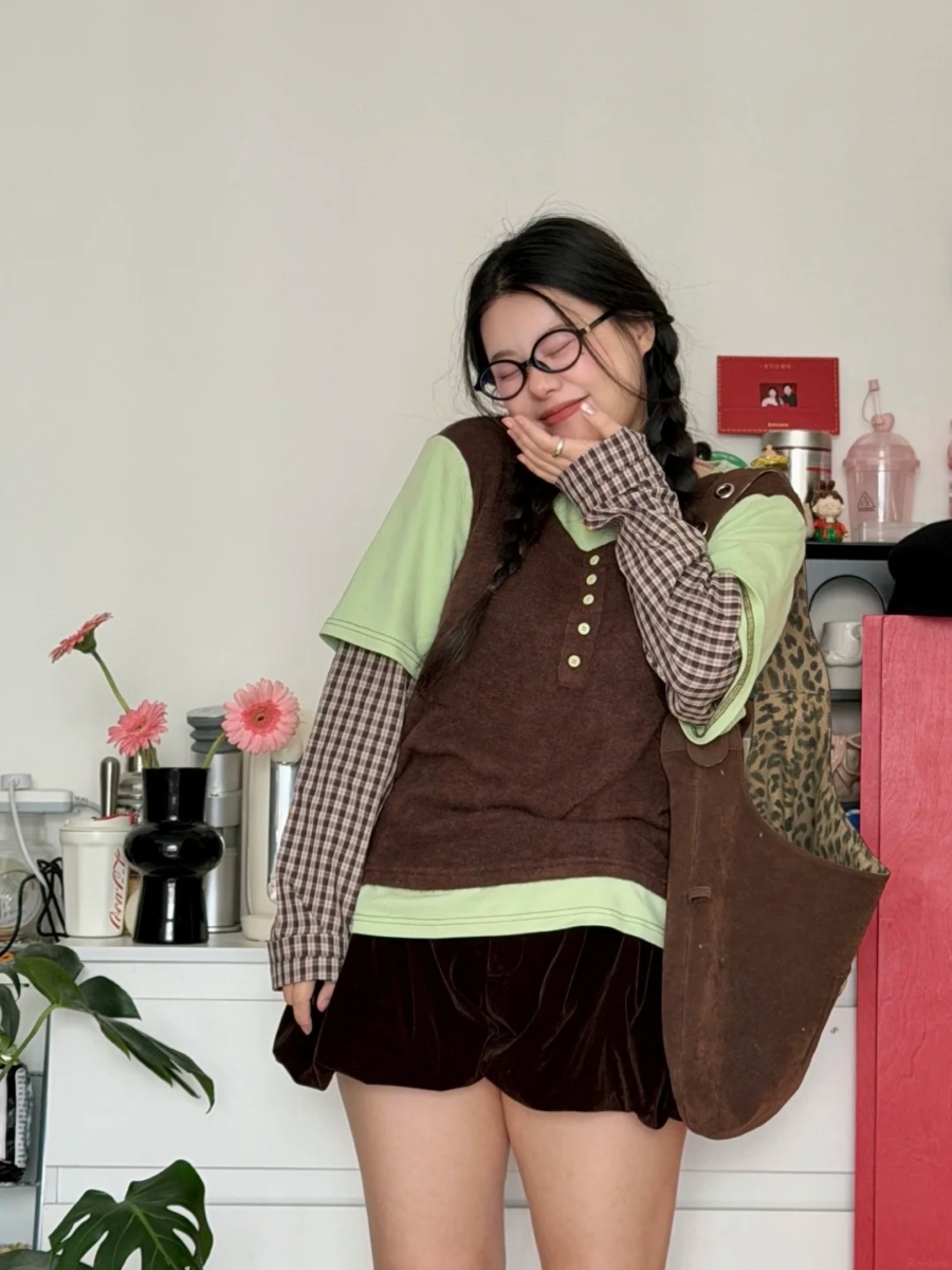 绿色 T 恤叠穿马甲：复古森系的层次感