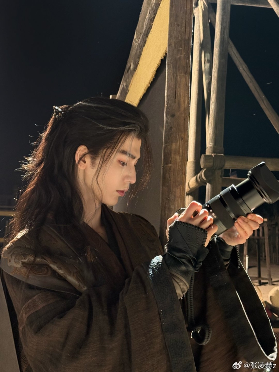 张凌赫私底下是个摄影迷，经常带着相机亮相剧组