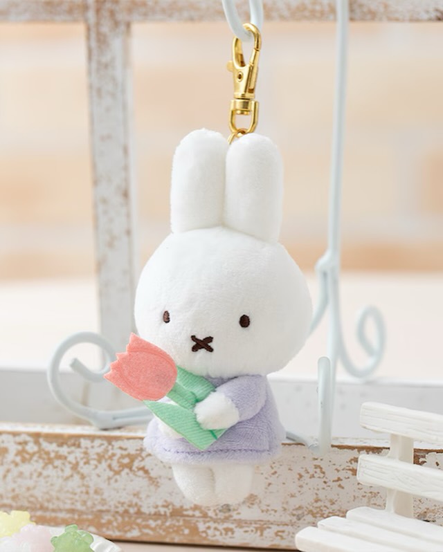 这些米菲兔的大小设计得刚刚好，非常适合当作挂件随身携带。