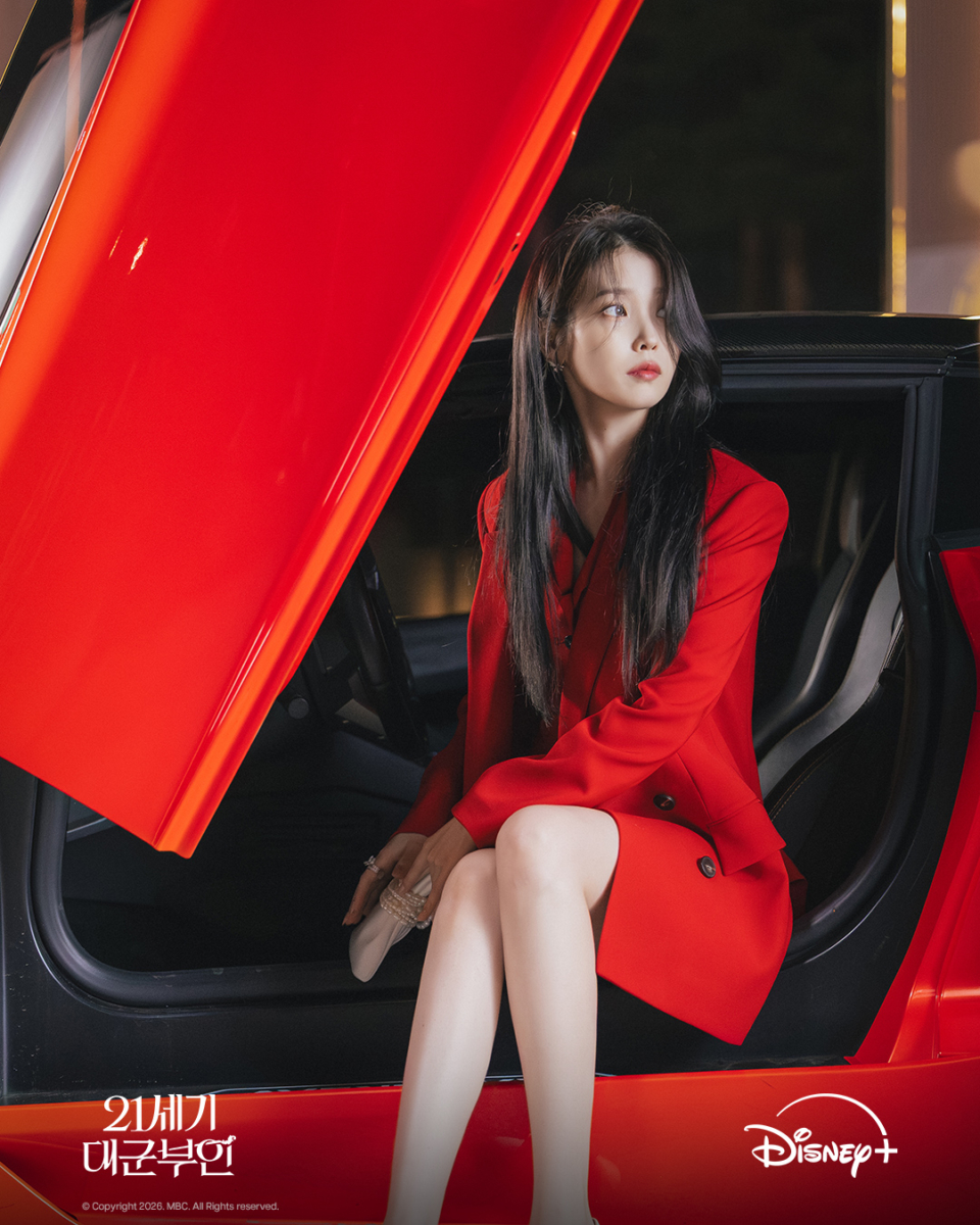 有网友笑说：「IU 拍一部神剧就要拍一部爽剧奖励自己」