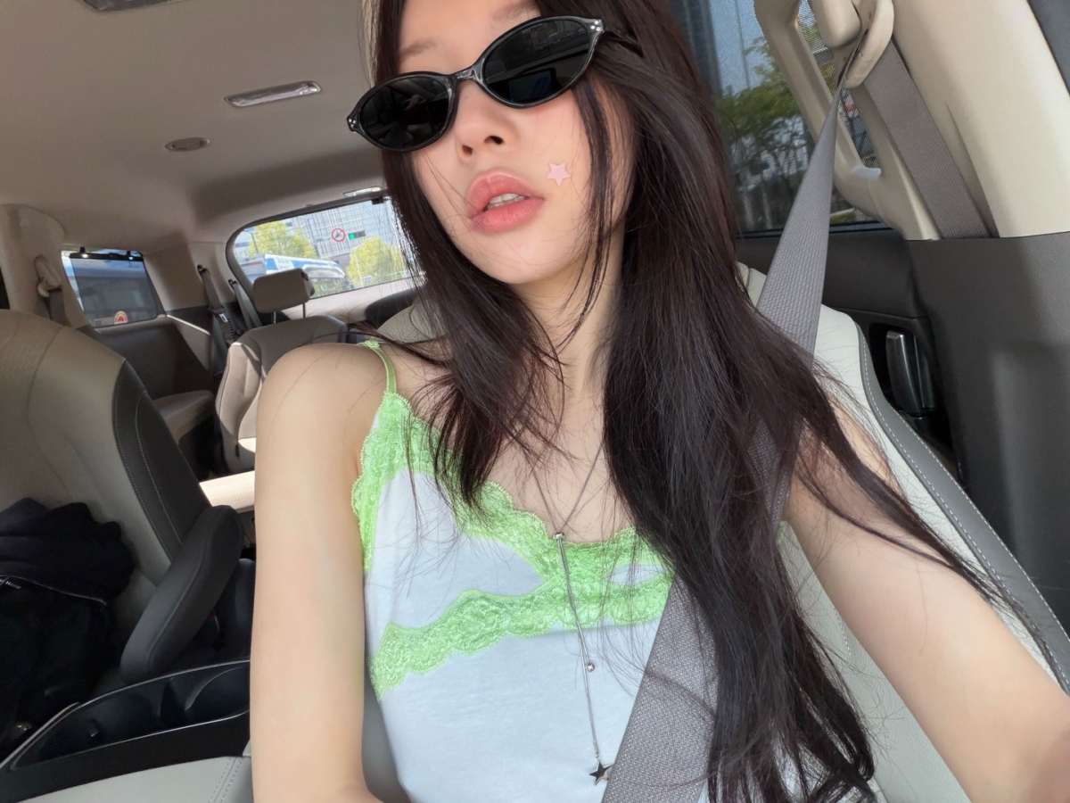 蕾丝边吊带背心：美式街头甜酷风