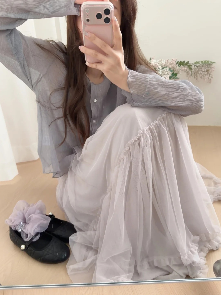 仙气十足的春日Look：轻透薄纱罩衫+长裙，展现飘逸灵动的空气感魅力。