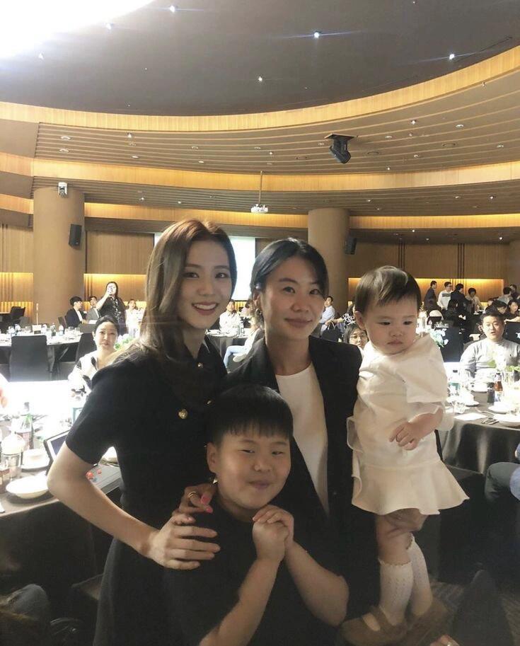 Jisoo和家人合照