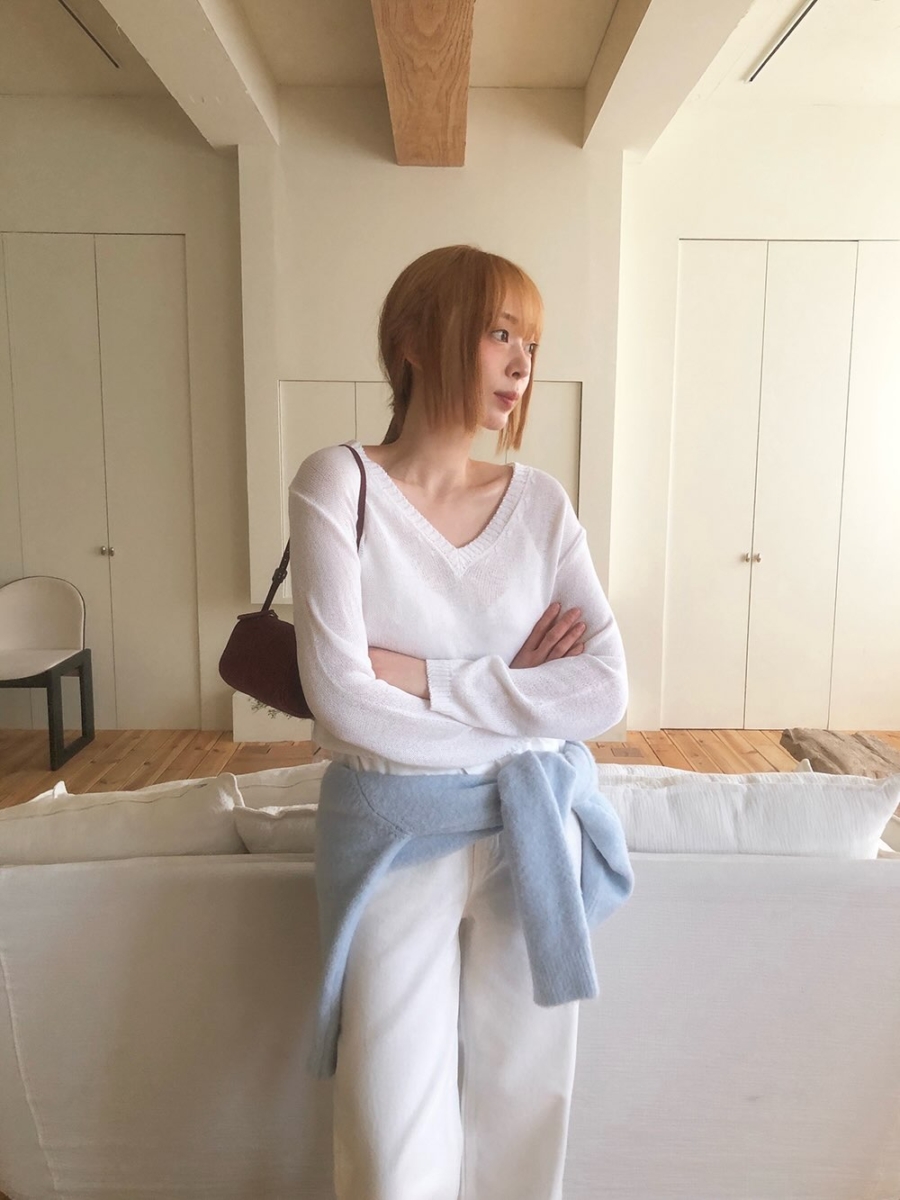 同色系穿搭范本：白色薄款透视针织衫搭配蓝色披肩，提升春季造型层次感。