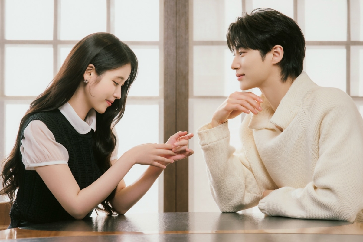 《21世纪大君夫人》以虚构的君主立宪制大韩民国为舞台，将镜头对准了社会顶端的阶级矛盾