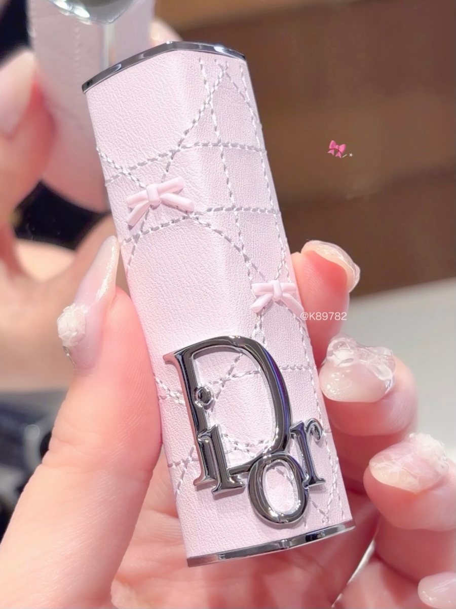 全系列的颜值担当：“Pink Bow” 的粉红蝴蝶结高订外壳