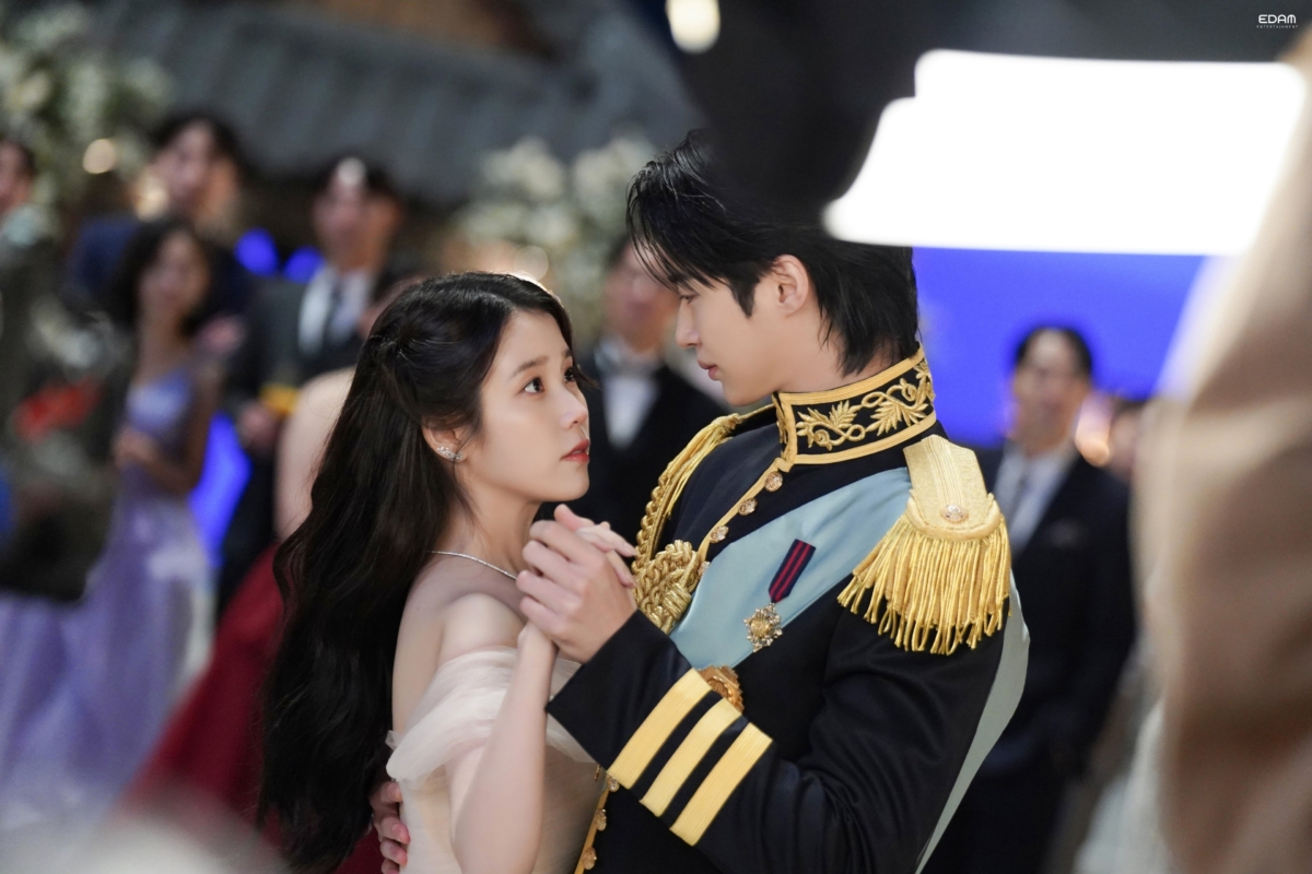 契约婚姻下的强强联手：商界女王与忧郁王子的宿命纠葛