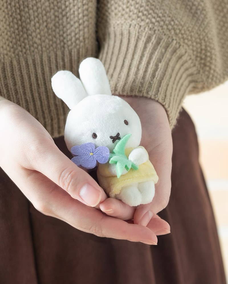 它不仅仅是一只可爱的玩偶，更是一份情感的寄托，让日常生活中平凡的小角落，都能因为这些软萌的花语米菲而变得温馨起来。