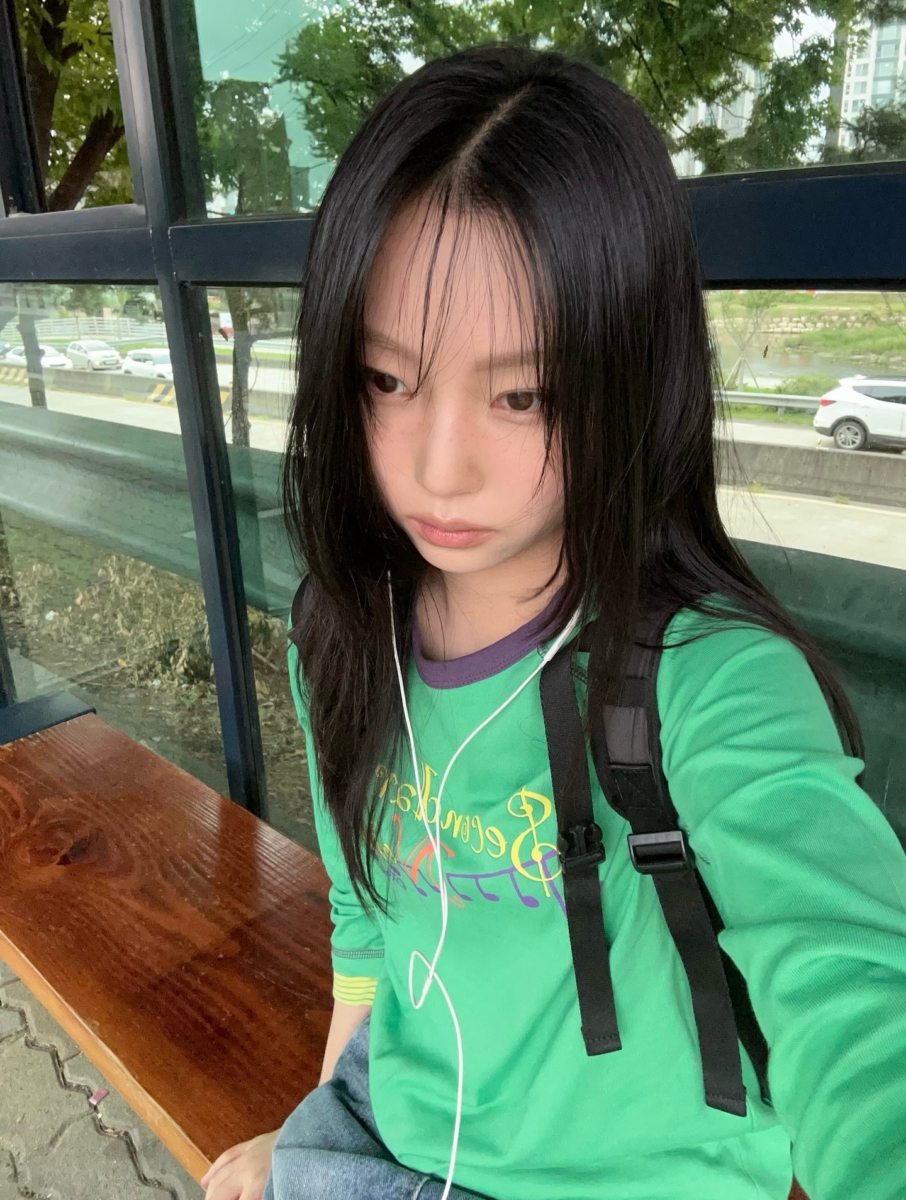 字母长袖 T 恤：随性自在的“少年感”