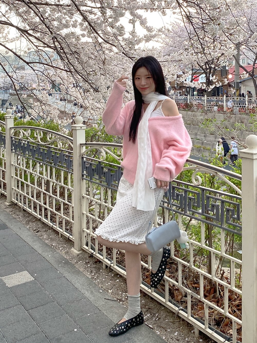 显瘦叠穿公式：粉色木耳边透视衫内搭细吊带，完美诠释内紧外松的视觉减重法。