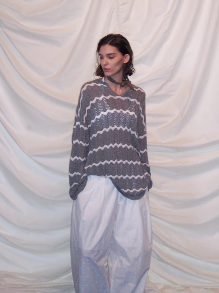 春季治愈系单品：灰色波浪纹镂空针织罩衫，是打造韩系松弛感穿搭的神器。