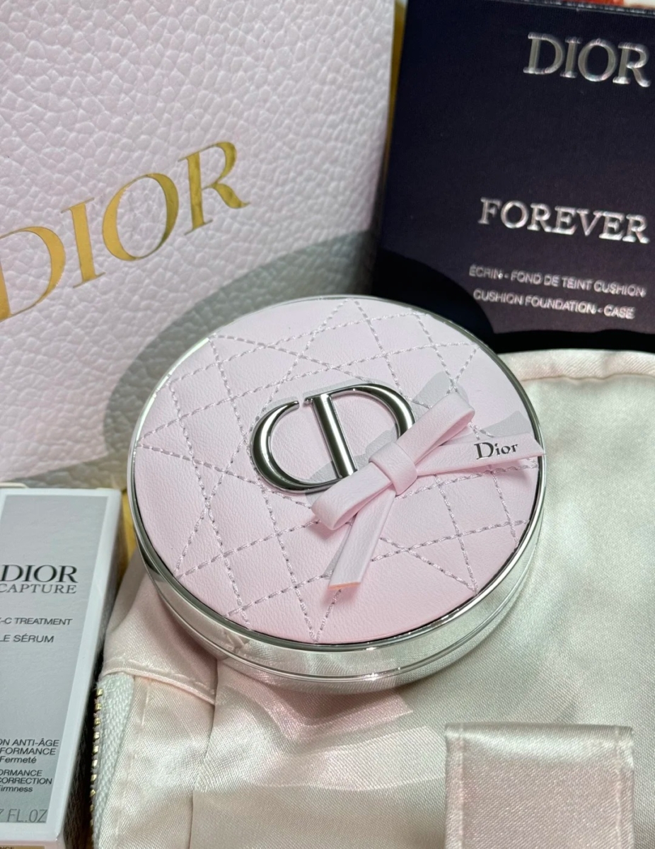 融蕴护肤成分，打造水润沁透妆感